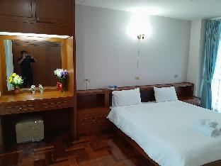 near BTS Thonglor, Emporium, Samittivej hospital