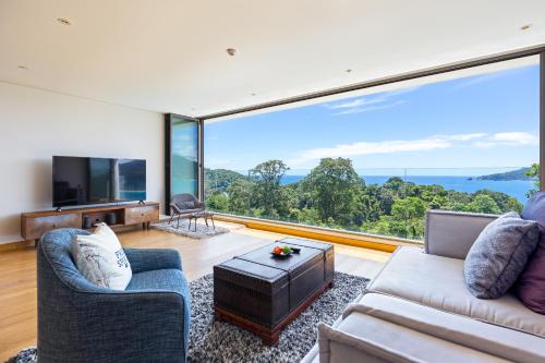 Ocean View 3BR Apartment with Rooftop Terrace &amp; Jacuzzi, Sapphire Bay 8-19 Residence, Patong