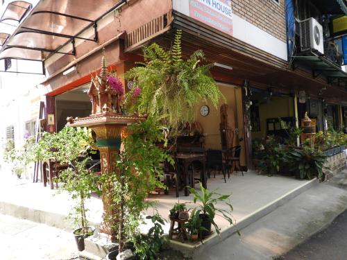 P&#039;LYN HOUSE