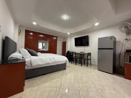 Patong Condotel - 8th Floor - 28 SQM - King bed, Kitchen, Private Bathroom, Seating Area, TV with Fr