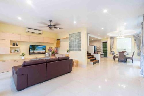 Patong Spacious 4 BR Vacation Home