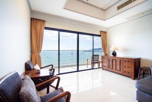 Patong tower superior Seaview 3BR 2402