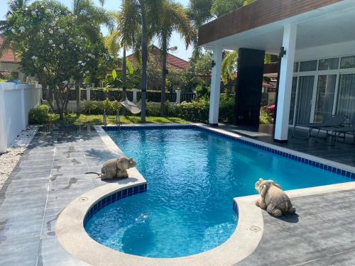 Pool Villa Hua Hin Nong Kae near Bluport just 4 mins drive 3 bed and ensuite bathroom less than 10 m