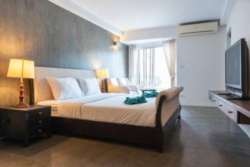 Poolside Bangrak Apartment 1