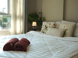 Prime Location, Poolside Apt Next to Central Mall