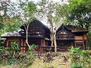 Private House Cottage Style, Surrounded by Stream