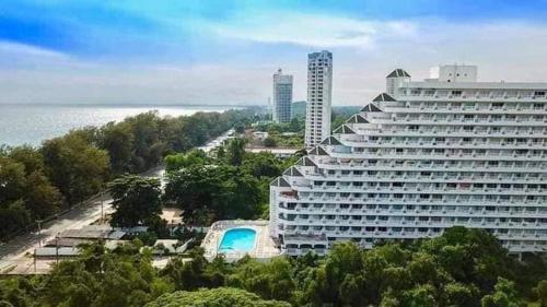 Rayongcondo Chain by Mona