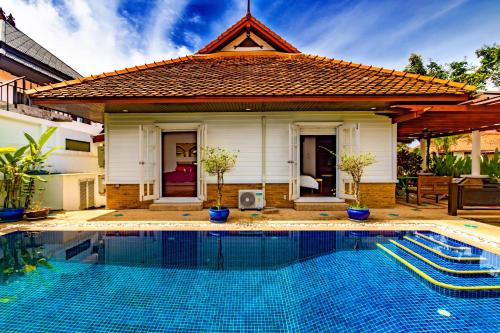 Recommend a warm Thai style private swimming pool villa with convenient traffic and living, walking