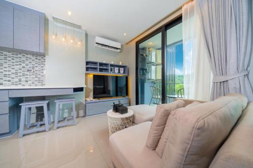 Relax &amp; Recharge in Modern Comfort at the Hill View Tropics Kamala Suite CTG L607