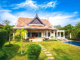 Relaxing and Spacious Garden Villa with  Pool