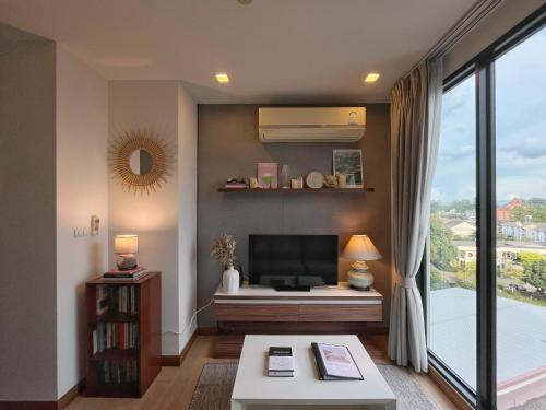 Remote work friendly apartment with fast wifi - rooftop and gym
