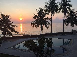 Renovated Large Loft Style Beach F Condo w/netflix