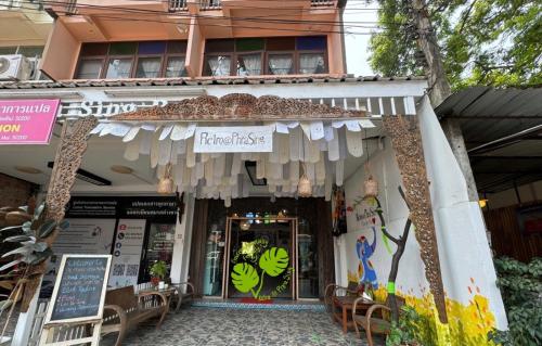 Retro At Phra Sing Guest House