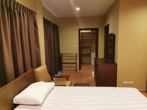 Room in Guest room - Charming Room in Muaeng Chonburi House with Garden View