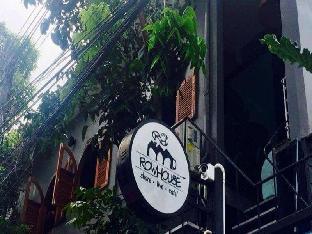 Row Hou8e Hostel