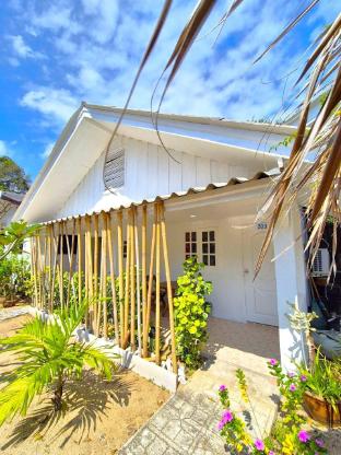 Sea view, direct beach access! Pineapple Bungalow