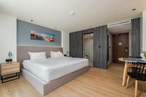 Seaside Chic Studio S2201 Pools Shuttle