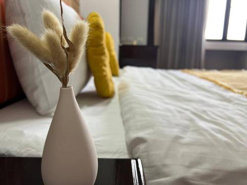 SelfCheckIn 1 BedRoom Omni Tower Bangkok center Near Ploenchit Asoke Sukhumvit BTS Night Club Pool&G