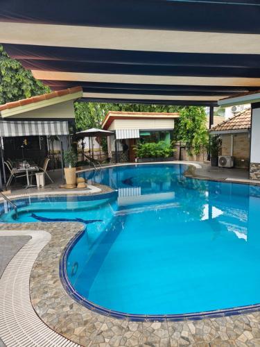 Separate house with swimming pool
