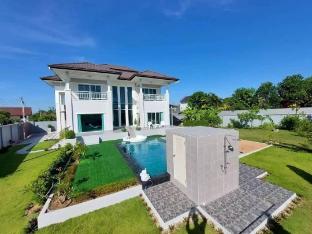 Seven-Star Stay, Pattaya, 4 Bedrooms, 5 Bathrooms, Private House with Garden Pool Villa
