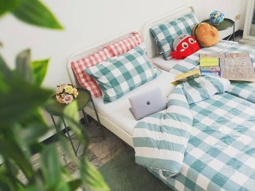 Single Beds, Private Bath &amp; Balcony, Shared Kitchen with Local Family by Pillows &amp; Purrs