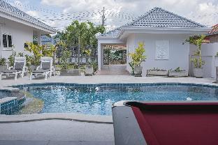 Six Bedroom Tropical Oasis with Pool &amp; Jacuzzi V6