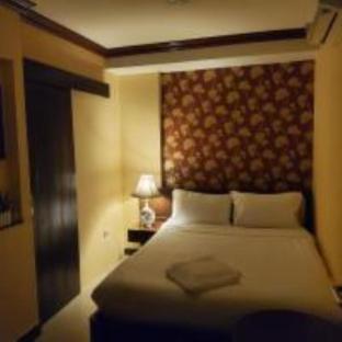 Small room: Queen size bed