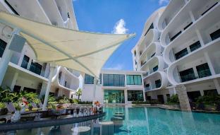 Spacious 1 bedroom apartment, pool view