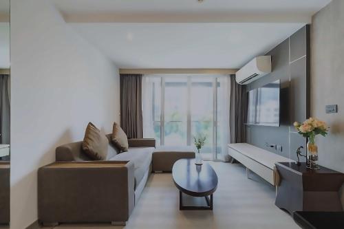Spacious Bedroom- 2 mins from Train Station