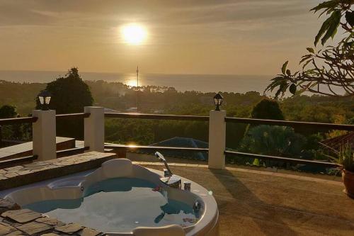 Spacious Villa with Sunset Sea View