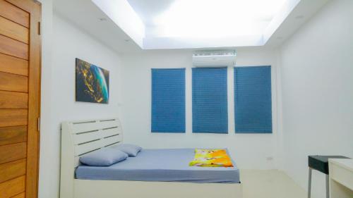 Studio in townhouse with private bath room and kitchenette