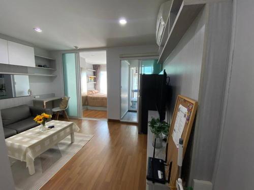 Stunning Condo - BTS On Nut - Pool, Gym, Wi-Fi