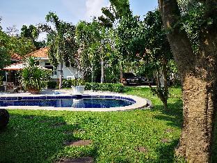 Stunning Guesthouse with pool and peace garden