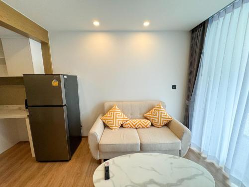 Stylish 2BR Beach Condo Pools Gym