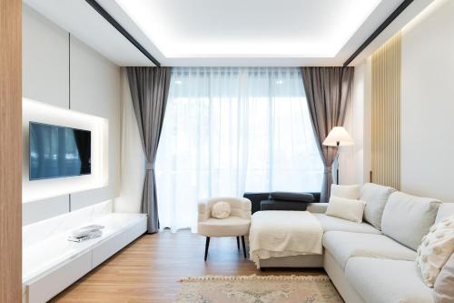 Stylish 2BR Loft Steps from Nai Harn Beach