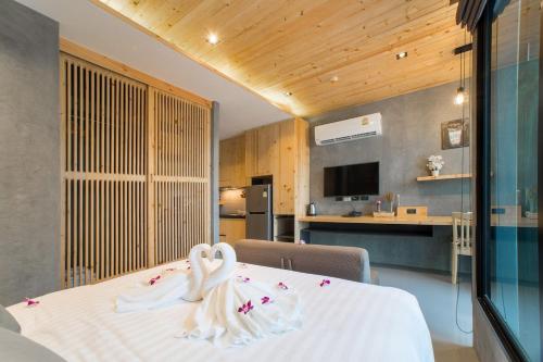 Stylish Loft Studio 10 min to Nai Harn Beach