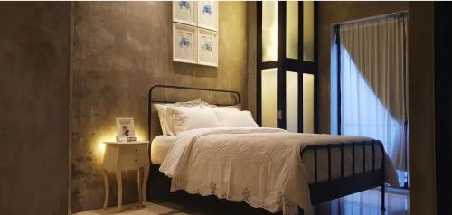 Stylish Stay - Steps from Central Festival