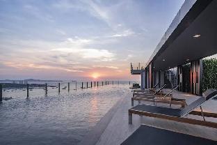The Base Central Luxury Condo With Infinity Pool