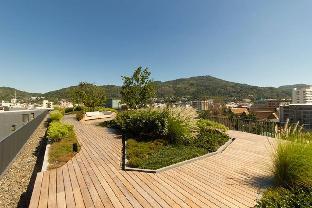 The Deck Patong, 45 sqm Luxury One-Bedroom Apartment, Quiet, High-Speed WiFi, Free Gym Parking