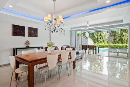 The Fairways Villas - 5 bedrooms &amp; bathroom for up to 14 guests 7kms to Patong