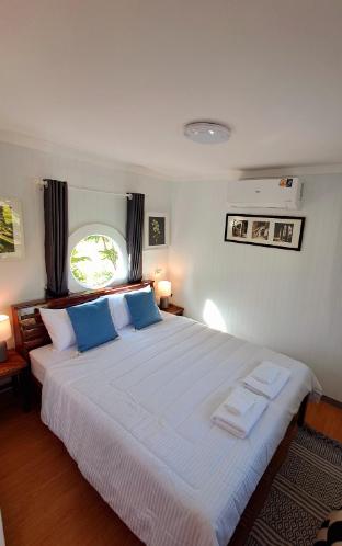 The &#039;White House&#039; Tala Buea Dang Isaan Home Stay