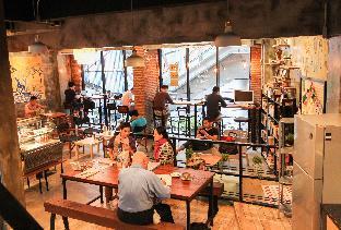 Thonglor travellers&#039; hostel and cafe&#039;