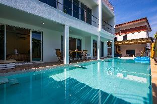 Three Bedroom Pool Apartment steps to the beach