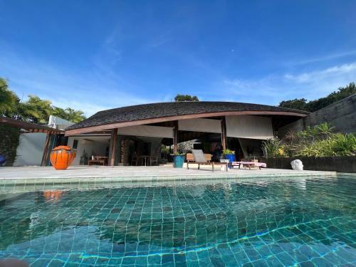 Tranquil lake view villa on Phuket golf estate