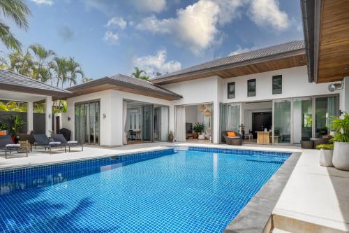 Tropical 3BR Holiday Villa with Pool, BBQ, and Shaded Patio within Walking Distance to Bang Tao Beac
