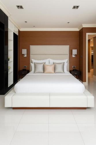 Very Large Asoke Family Sized Lateral Apartment 4 Bedrooms Sleeps 8 250Sqm