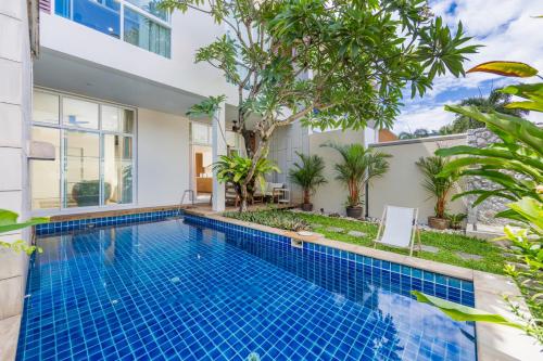 Villa Aura 3BR Private Pool Near Naiharn Beach by TropicLook