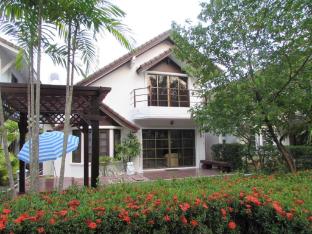 Villa with garden near the beach     C8