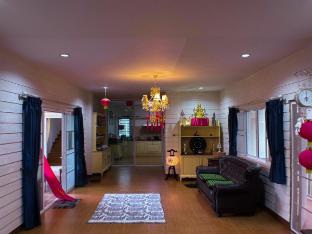 Villa with Pool near Nimman Road, Chiang Mai - 1.8m Large Bed, Private Bathroom, Private Garden