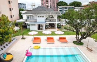 Vintage Midcentury Pool Villa | 6BR | Nimman |